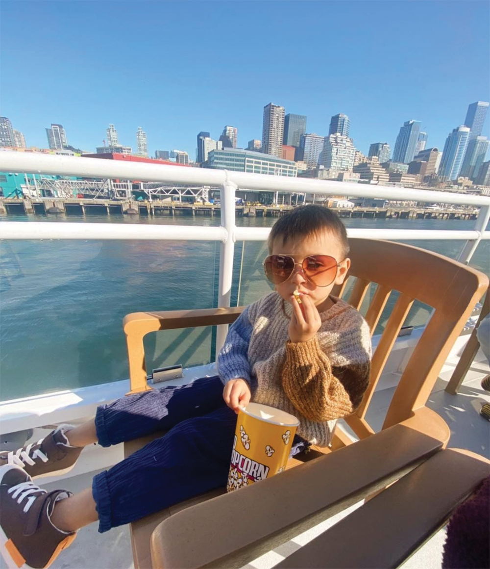 A little kid eats popcorn on Argosy's Lake Union Cruise around Seattle boat tour