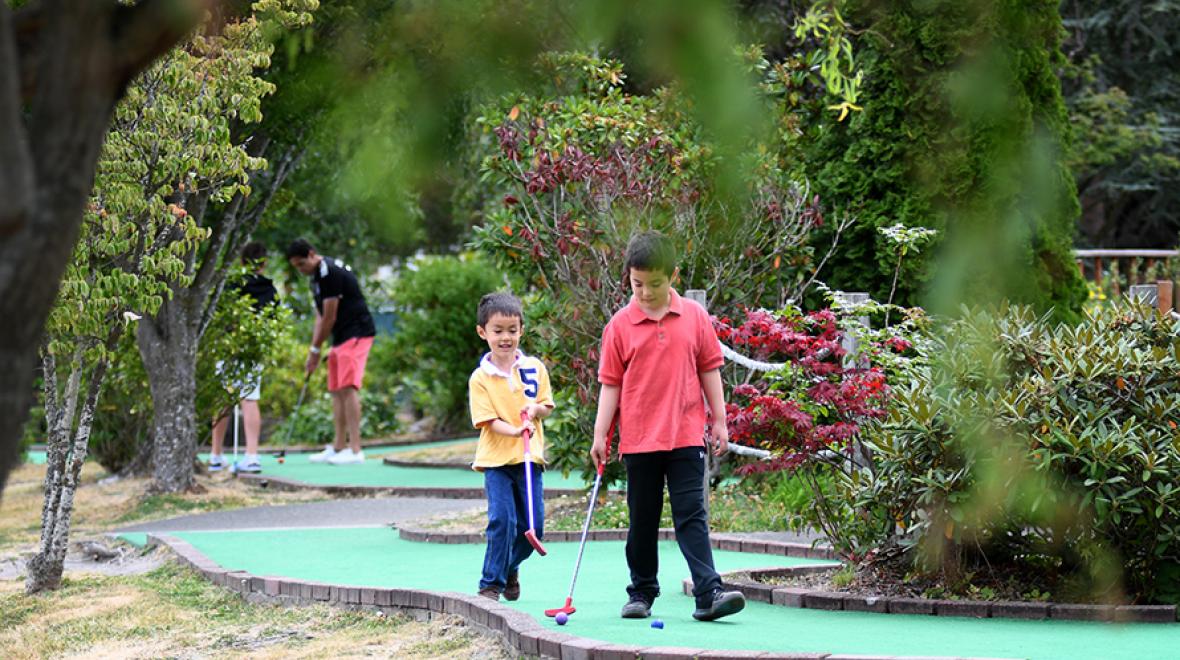 Brothers playing Seattle mini golf at Interbay