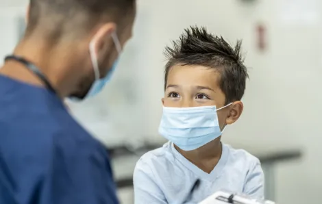 kid-wearing-mask-at-pediatricians