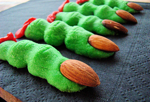Halloween treats: Witch finger cookies by La Petite Brioche