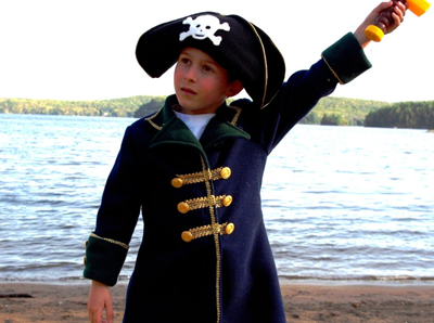 Pirate captain Halloween costume by Polar Costume Polaire Pirate captain Halloween costume by Polar Costume Polaire