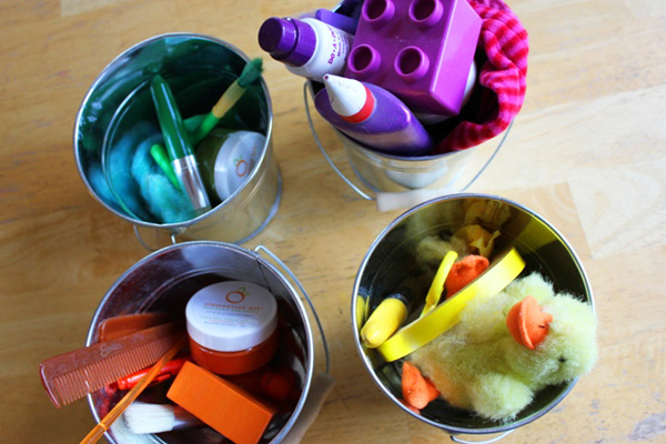 Color scavenger hunt by The Artful Parent