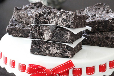 Valentine's Day no-bake chew cookies and cream bars by Picky Palate