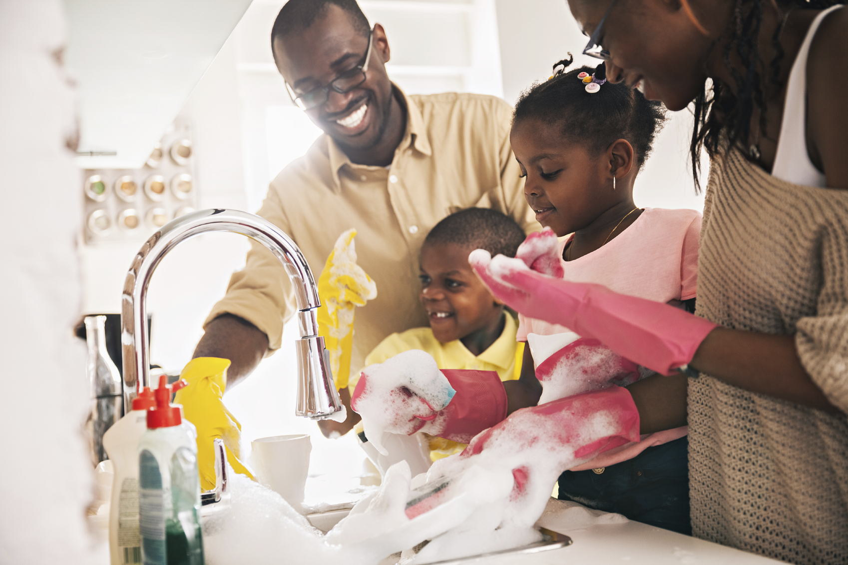 happy family washing dishes together