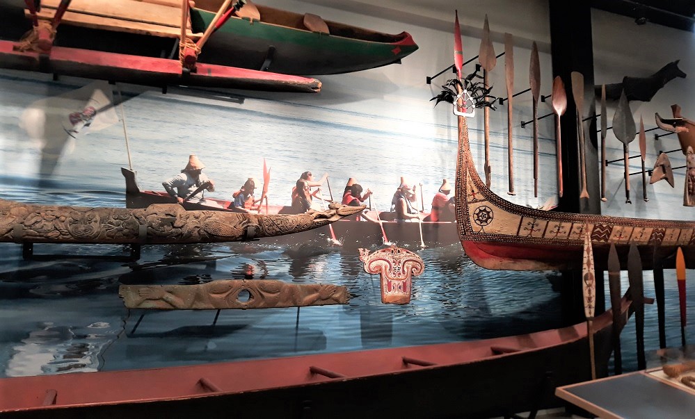 Kids-families-learn-about-Seattle-area-indigenous-cultures-burke-museum-canoe-wall