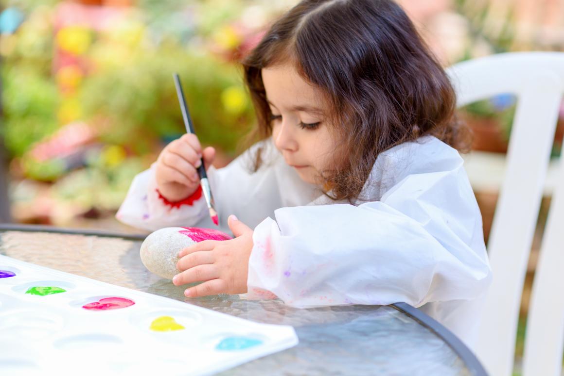 child-painting-on-rocks