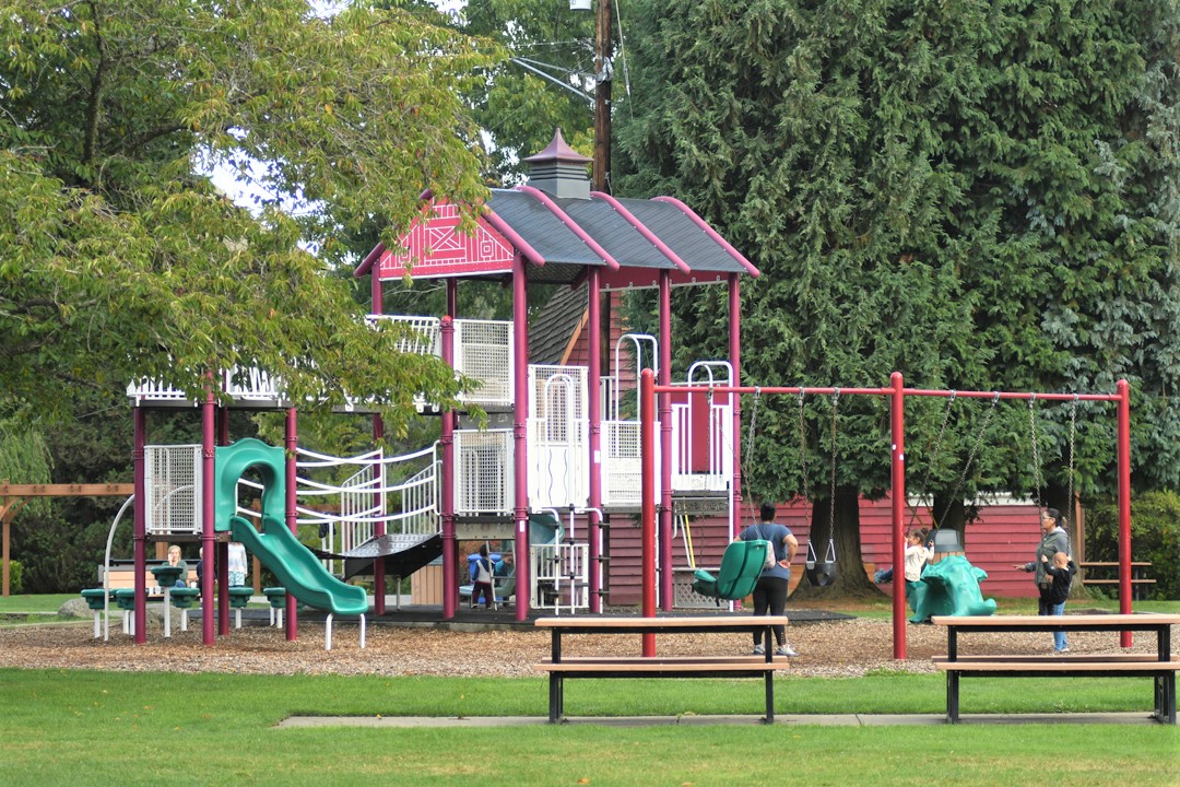 Barn-play-structure-Jennings-Memorial-Park-Marysville-playground-destination
