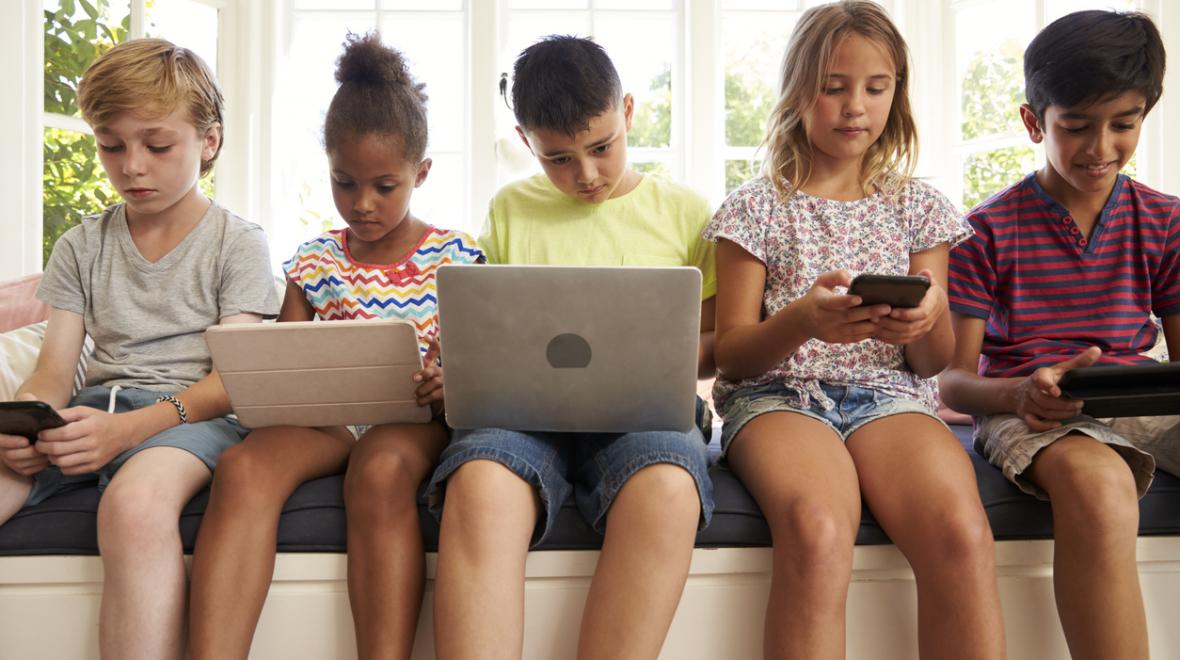 kids-using-technology