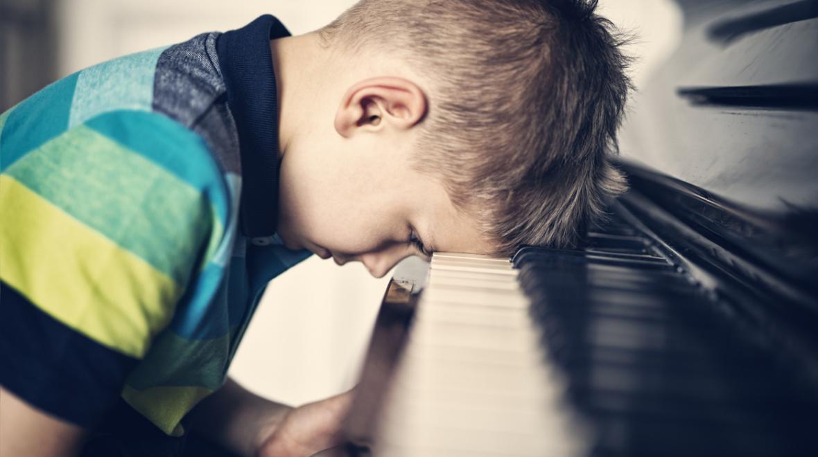 frustrated-boy-with-piano