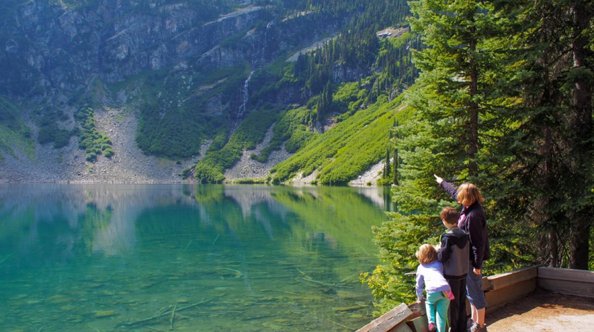 Best-hikes-for-strollers-tots-young-kids-families-near-Seattle-Rainy-Lake