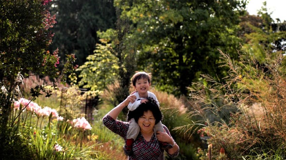 Family photo shoot at Bellevue Botanical Garden