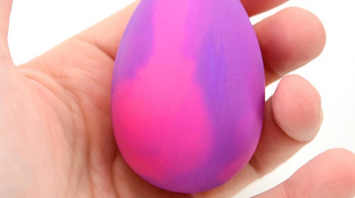 Color-changing Easter egg idea for decorating 
