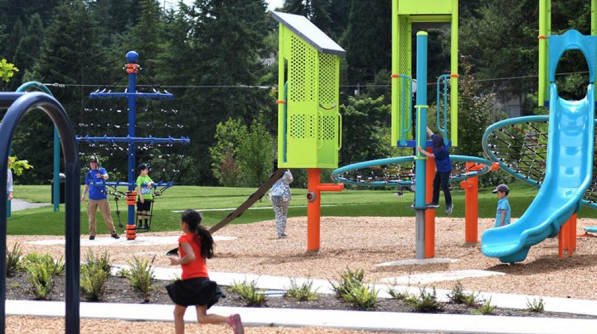 Best-Eastside-playgrounds-kids-playing-at-new-surrey-downs-park-bellevue-washington