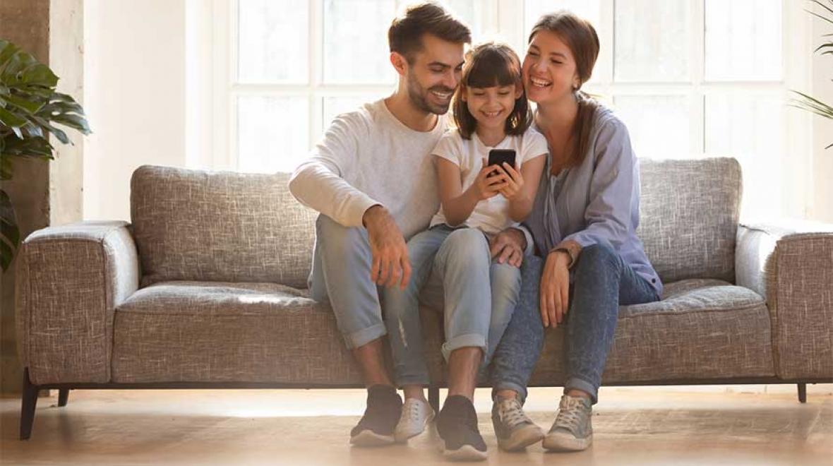 family setting limits on screen time and cell phones