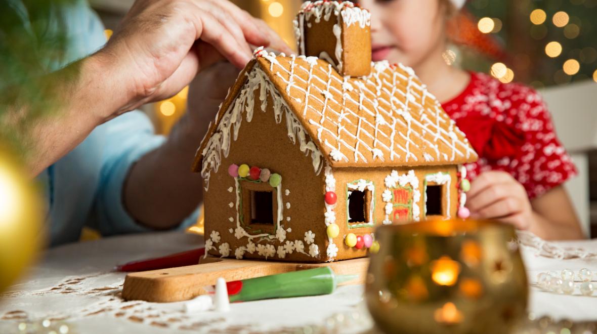 Gingerbread-house-building-holiday-fun-budget-cheap-free-kids-families-tacoma-south-sound
