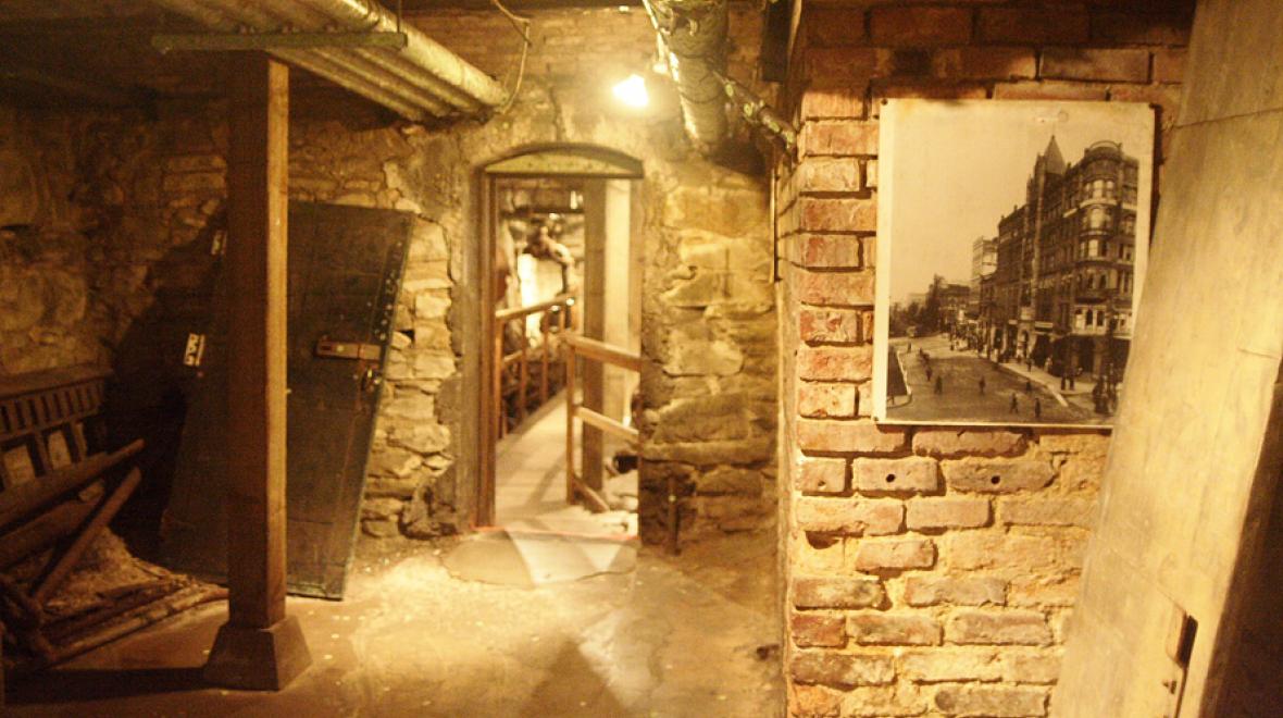 Seattle-Underground-Tour-best-places-to-visit-with-kids-fun-Seattle-Pioneer-Square