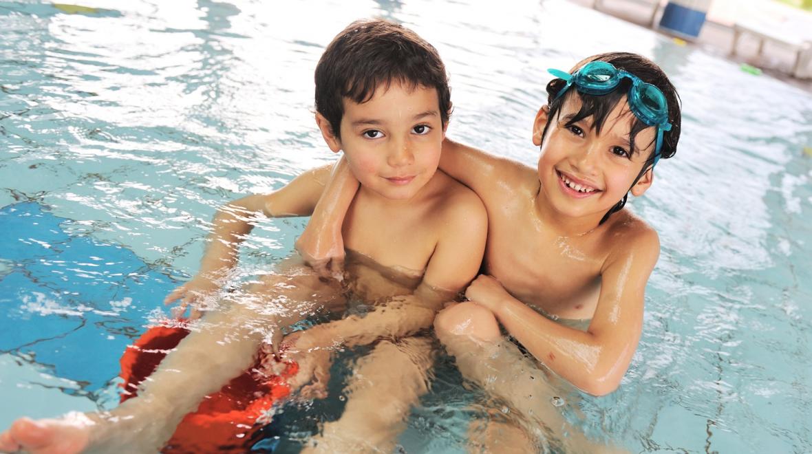 boys-swimming-in-hotel-swimming-pool-seattle-best-hotels-families-kids