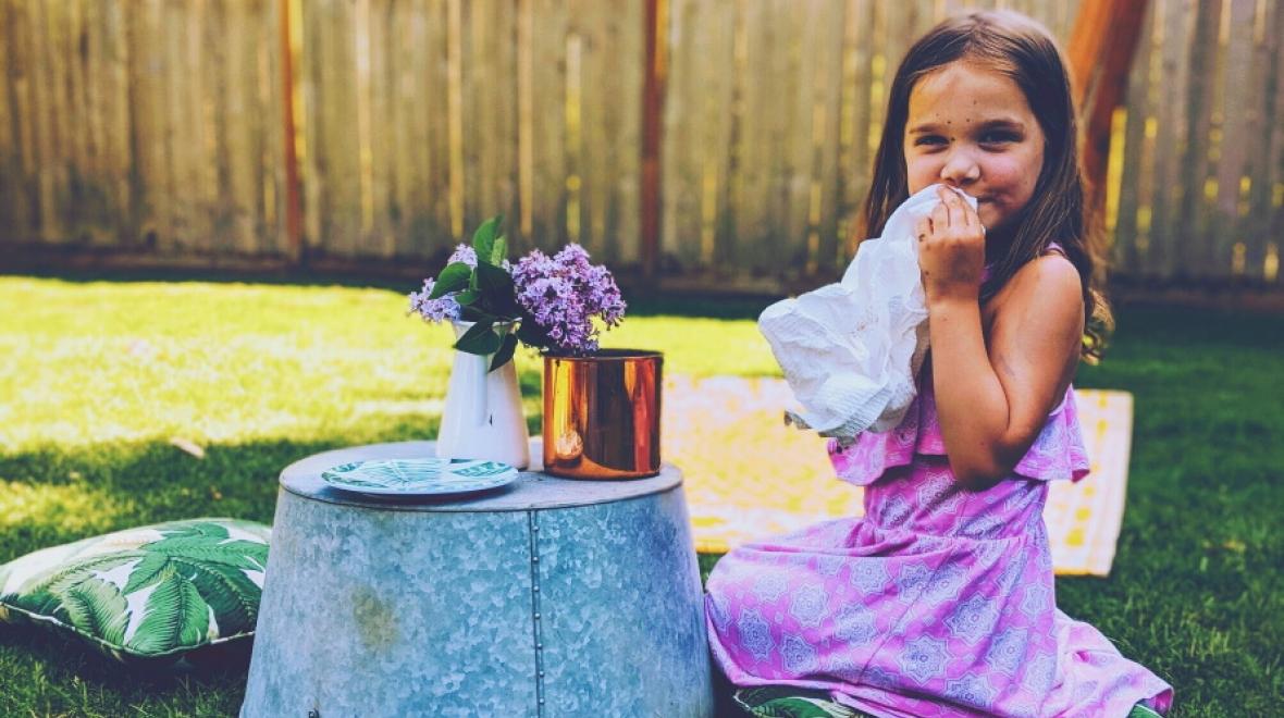 Kid-having-an-outdoor-picnic