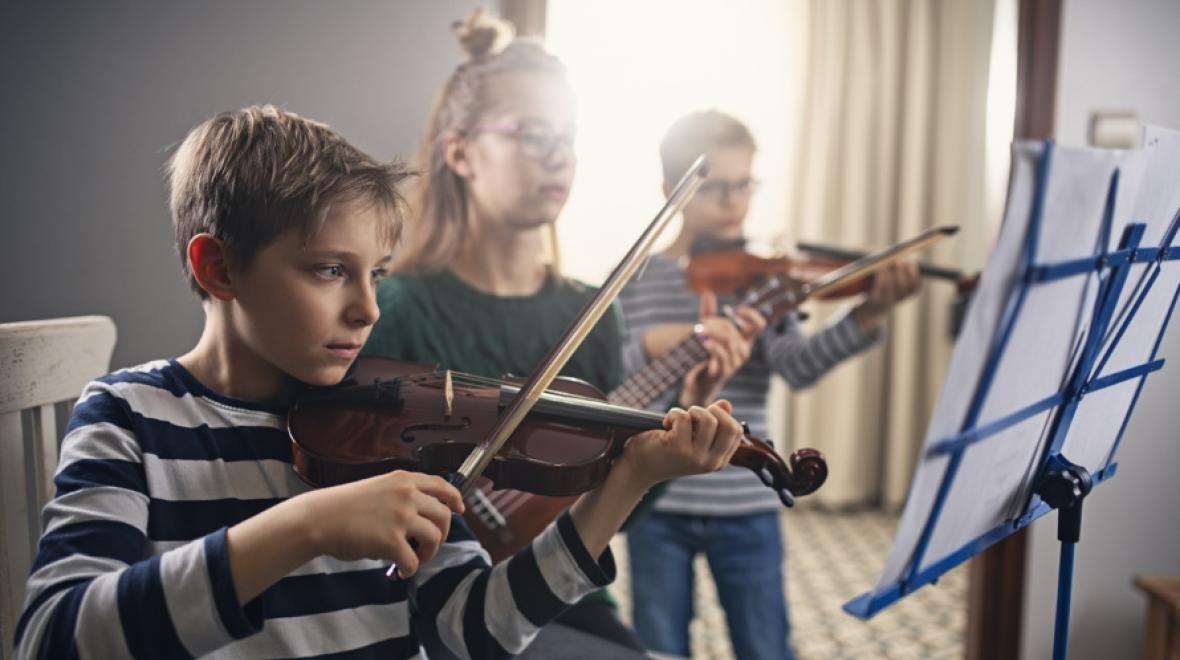 kids-practicing-music-together