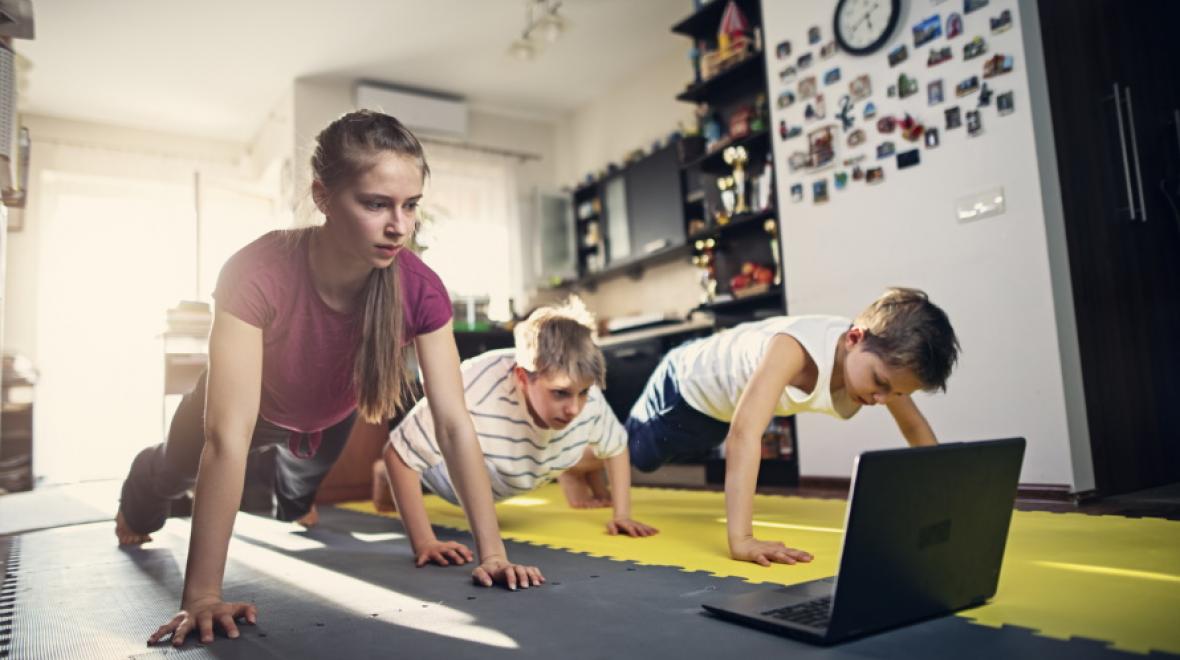Kids-doing-online-fitness-class