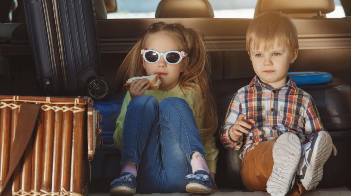 kids-eating-the-back-of-car