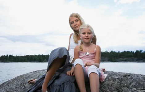 scandinavian-mom-daughter