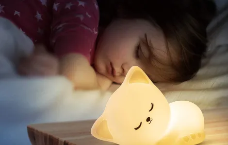 Kid-using-night-light