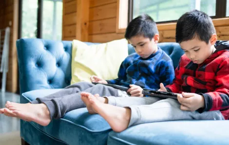 kids-playing-on-tablet