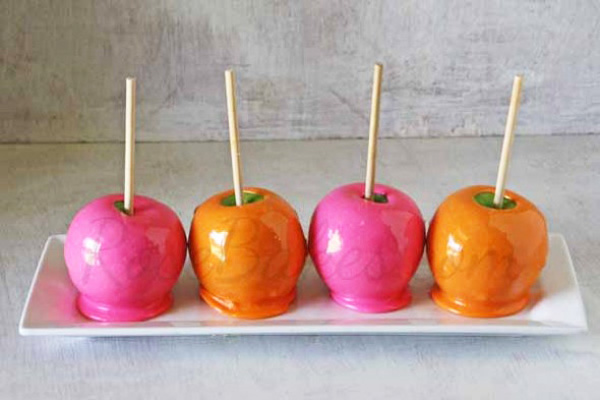 Halloween treats: Candied apples in different colors by Rose Bakes