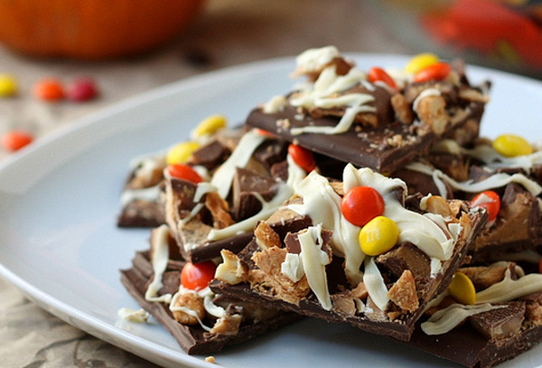 Halloween treats: Hallowene candy bark by Completely Delicious