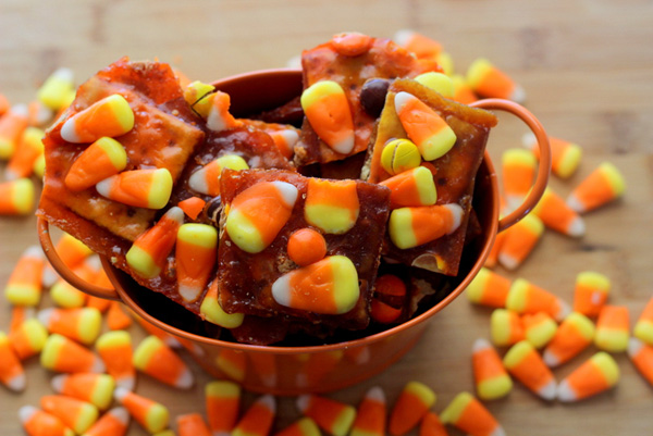 Halloween treats: Halloween candy corn crack by Savy Naturalista