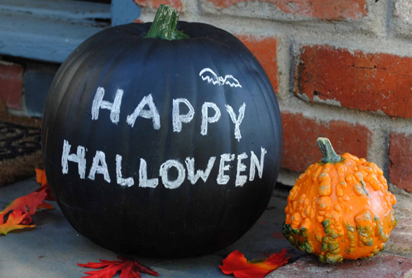 Halloween no-carve chalkboard pumpkin by Zakka Life