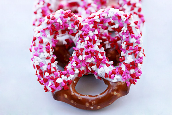 Valentine's Day chocolate covered pretzels by Love From the Oven