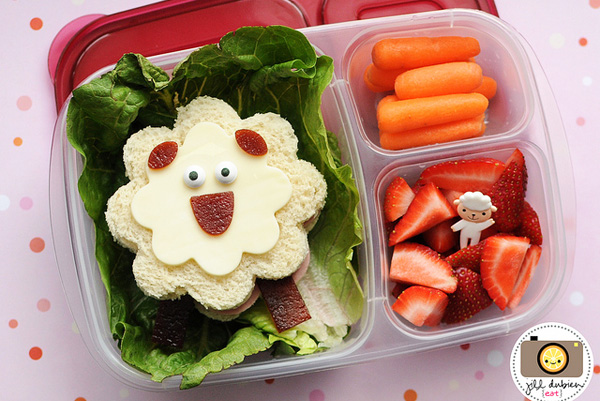 Spring sheep bento box lunch for kids by Meet the Dubiens