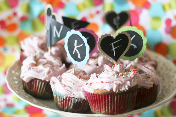DIY chalkboard cupcake toppers by Callaloo Soup