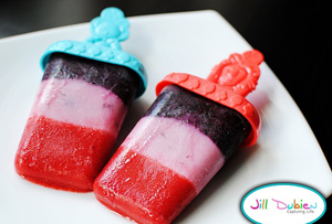 Three-layer berry and yogurt popsicles by Meet the Dubiens
