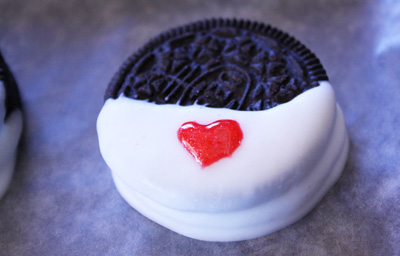 Valentine's Day candy-coated Oreos by Muffin Tin Mom
