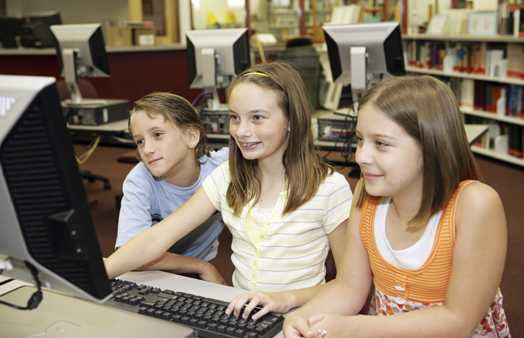 kids using computer at library
