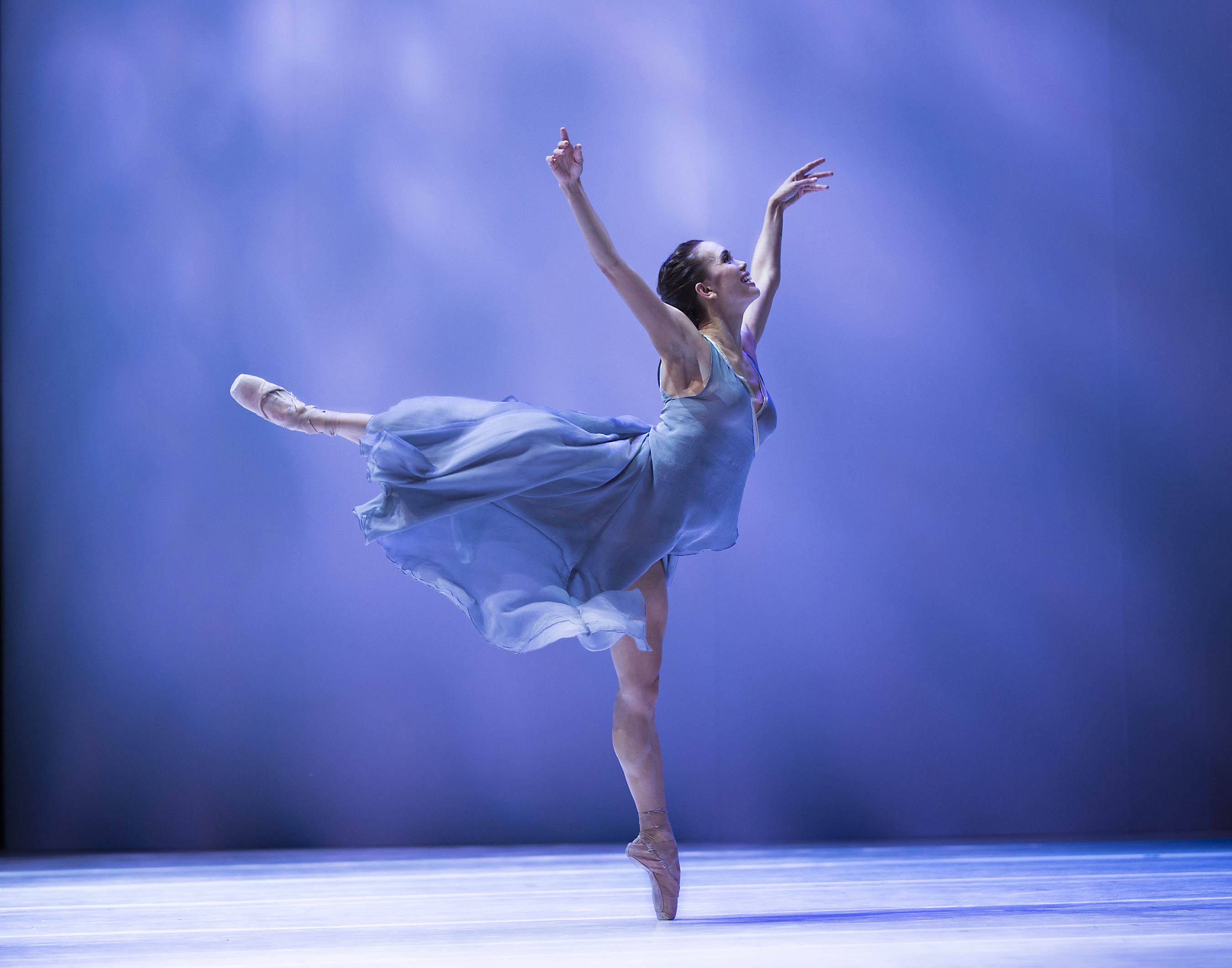 . Pacific Northwest Ballet principal dancers Noelani Pantastico and James Moore in Jean-Christophe Maillot’s Roméo et Juliette. PNB presents Roméo et Juliette February 5 – 14, 2016. Photo © Angela Sterling