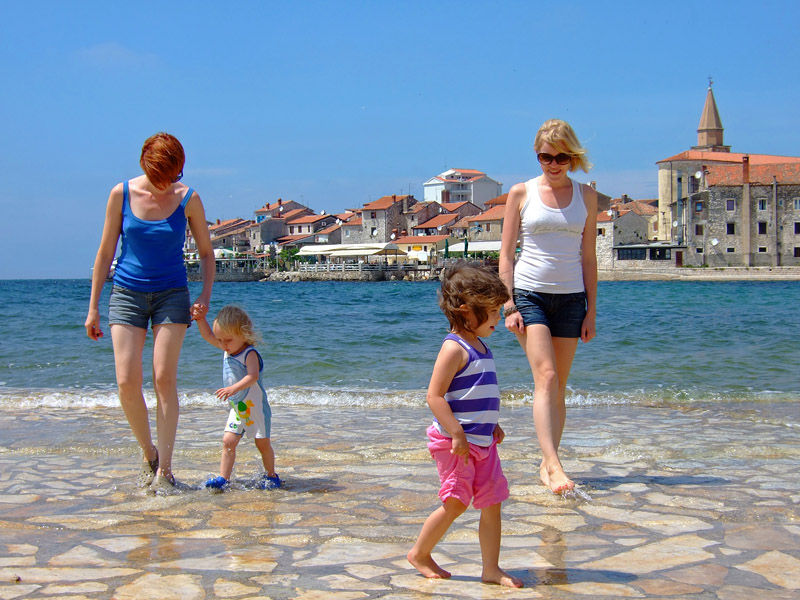 Взр реб. Хорватия дети. Хорватия пляж дети. Семья на пляже в Хорватии. Хорватия лучшие пляжи для детей.