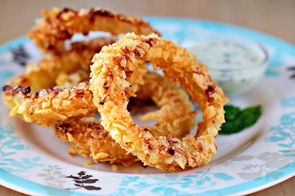 Super Bowl Snack: oven-fried homemade onion rings by Zoom Yummy