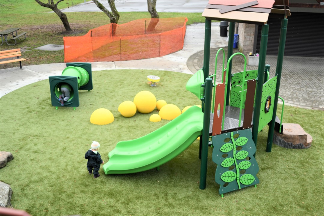 Kids-playing-new-west-seattle-playground-EC-Hughes-families-neighborhood-park
