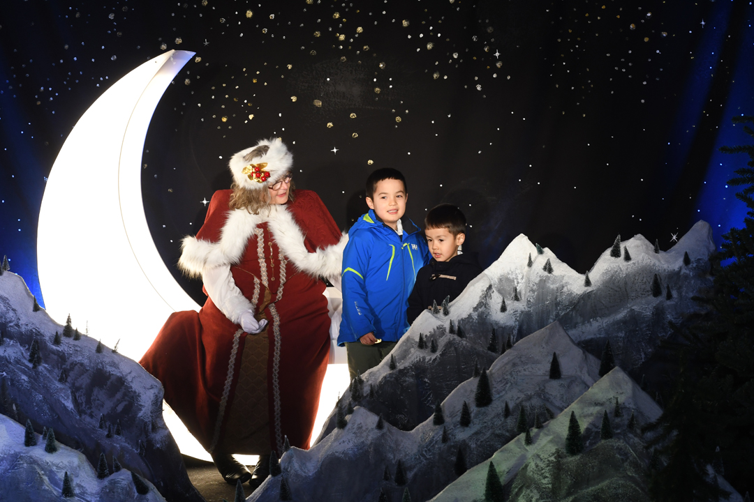 Enchant-Christmas-Santa-photo-holiday-light-shows-family-fun-kids-Christmas-2019