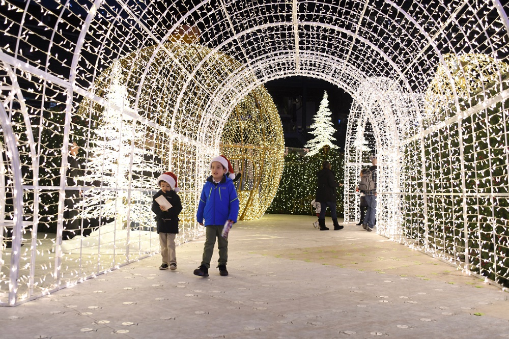 Enchant-Christmas-light-tunnel-holiday-light-shows-family-fun-kids-Christmas-2019
