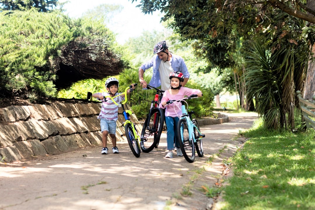 family-kids-bicycling-dad-learning-teaching-kids-to-ride-bike