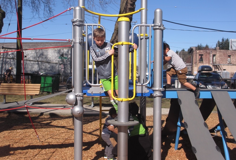 Georgetown playground hydraulic descender
