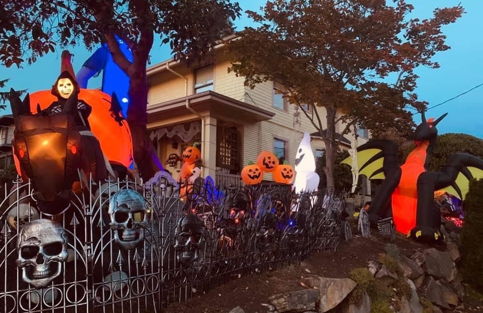 fully decorated house for Halloween ideas for fun Halloween 2020 pandemic