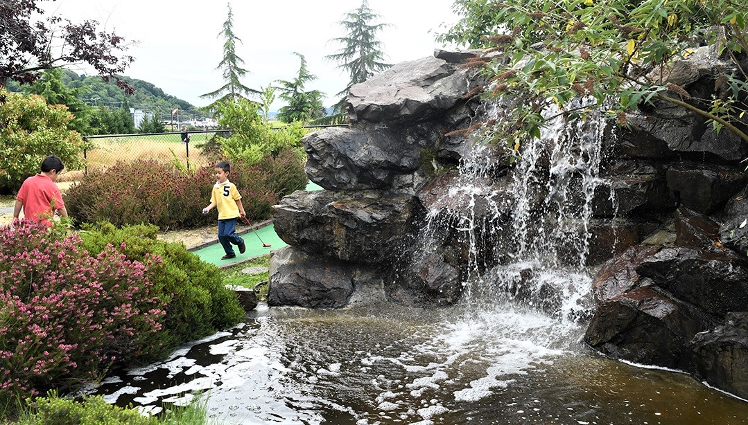 Interbay minigolf course Seattle kul med barn och familjer