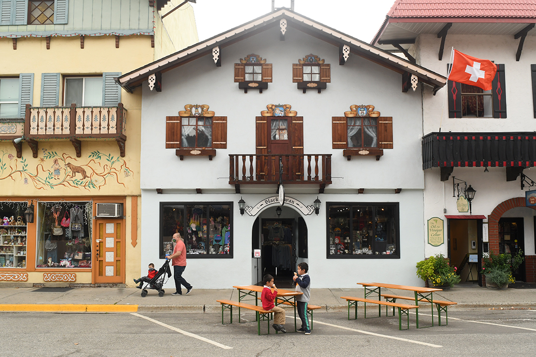 Leavenworth parking spaces turned to picnic tables fall 2020