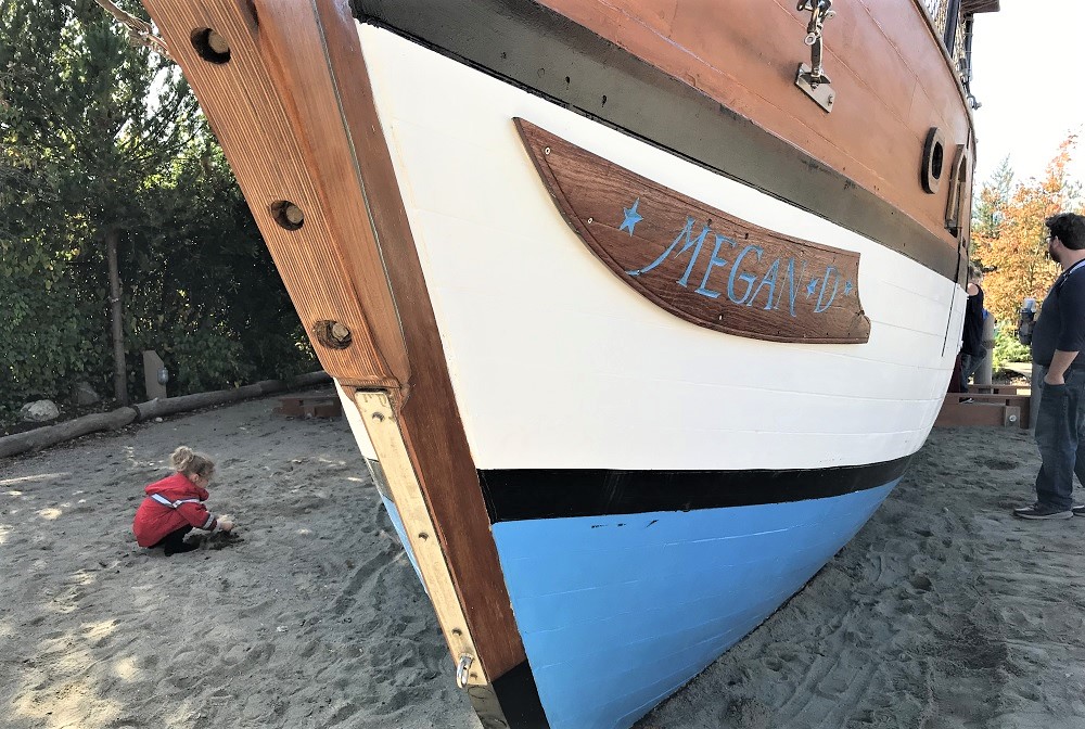 Megan-D-kids-playing-in-sand-Hands-On-Childrens-Museum-new-vintage-schooner-Olympia